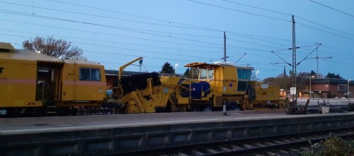 Bauzug_Gleisreinigung_SSP_110_SW_Schotter_Reinigung_Schwarzenbek_Bahnhof_Modernisierung_2024.jpg