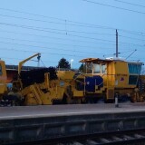 Bauzug_Gleisreinigung_SSP_110_SW_Schotter_Reinigung_Schwarzenbek_Bahnhof_Modernisierung_2024