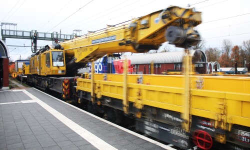 Schwerlastkran_Schiene_Schwarzenbek_Bahnhof_Tausch_Weichen_Bauzug_2024_Okt_Zug-2.jpg