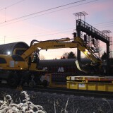 Zweiwege_Bagger_Bahn_Gleisbau_Schwarzenbek_Bau_Bahnsteigdach_20241130-1
