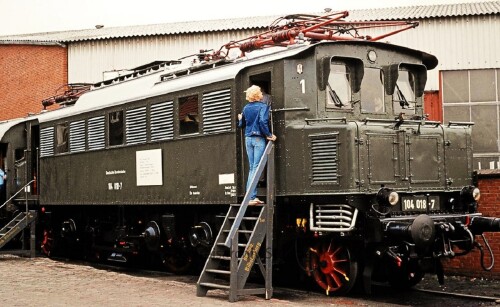 BR 104 018 E 04 DRG 1979 Bergedorf Süd Bahnhof Jugendstil