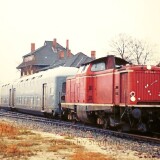 Geesthacht_Bahnhof_1981_V_100_LBE_DAB_26_Doppelstockwagen_Sonderfahrt_Nostalgie_Zug-2