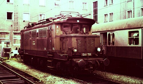 E 44 159 1966 Neu Ulm Bahnhof Bahnsteig Eilzug