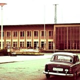 Neu_Ulm_Hauptbahnhof_Hbf_Bhf_1966_Mercedes_Heckflosse_Ponton_Karman_Ghia_Cabrio_Ford_Taunus