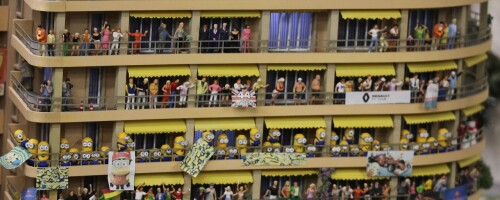 Monaco_Miniaturwunderland_Balkone_Miwula_Formel-1_Fans_Minions-2.jpg