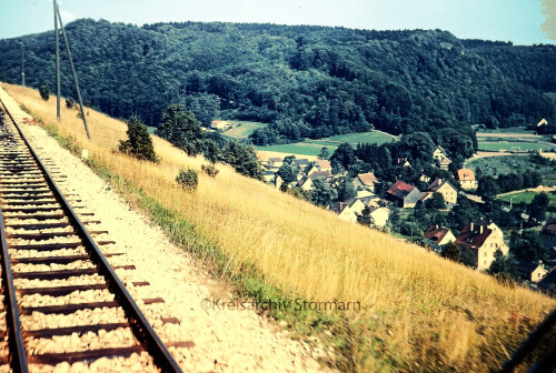 Zwischen_Viadukt-Bahnhof_Unterkochen_BahnStrecke_Neresheim-Aalen_Hartsfeldbahn_1966.jpg