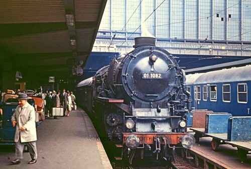 Hamburg Hauptbahnhof Hbf 1966 BR 01 1062 UIC 1.Klasse Epoche 3a Beschriftung