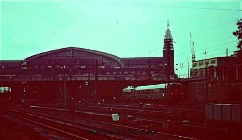 Hamburg Hauptbahnhof Hbf 1966 E 10.12 blau 1 Waggon UIC a (2)