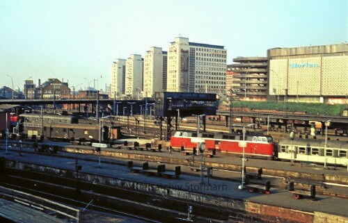 Hamburg Hauptbahnhof Hbf 1972 BR 221 Pop Waggon grün (4)