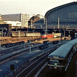 Hamburg_Hauptbahnhof_Hbf_1972_BR_221_Pop_Waggon_grun_ET_470-2