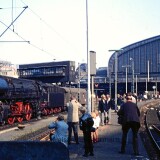 Hamburg_Hauptbahnhof_Hbf_1972_Postwaggon_BR_01_502_Reko_aa