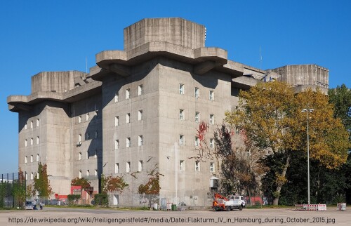 Flakturm_IV_in_Hamburg_during_October_2015.jpg