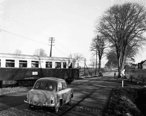 VT_3.05_T_5_Triebwagen_der_EBOE_Bahnubergang_Blumendorf_1956_Elmshorner_Bad_Oldesloer_Eisenbahn_a.jpg