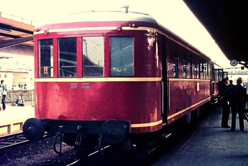 VT_Triebwagen_Esslinger_SWEG_nach_Oberharmersbach_Riersbach_VB_VS_Beiwagen_Offenburg_Hbf_Hauptbahnhof_1972-2.jpg