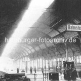 1900_Altona_bahnhof_alter_Altonaer_Bahnhof_Gothik_Bahnhofshalle_Bahnsteig