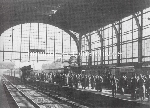 1930_Altona_bahnhof_alter_Altonaer_Bahnhof_Gothik_Bahnhofshalle_Bahnsteig_a.jpg