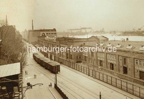 1930_Hamburg_Altona_Hafen_Hafenbahn_Schellfischtunnel_Historische-Ansicht_Grosen-Elbstrase_geschlossene-Guterwaggons_Hafenbahn.jpg