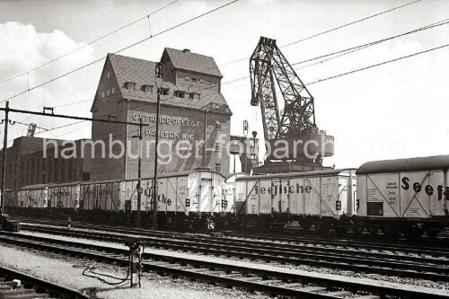 1955_Hamburg_Altona_Hafen_Hafenbahn_Fisch_Guterwagen-1.jpg