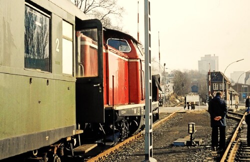 1977_V_65_BR_265_V_100_BR_212_VLV_Hechtwagen_Lubecker_Eisenbahnfreunde_Hamburg_Altona_Hafen_Hafenbahn_Schellfischtunnel_-1.jpg