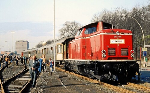 1977_V_65_BR_265_V_100_BR_212_VLV_Hechtwagen_Lubecker_Eisenbahnfreunde_Hamburg_Altona_Hafen_Hafenbahn_Schellfischtunnel_-2.jpg