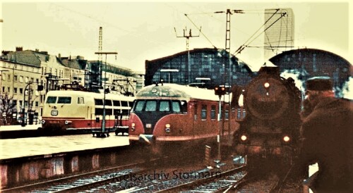 BR_012_BR_103_VT_12_Hamburg_Altona_Bahnhof_1972.jpg