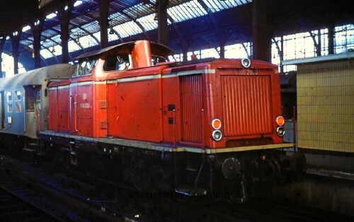 BR_212_V_100_2030_1965_Altona_Bahnhof-Nahverkehrzug.jpg