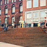 Bahnhof_Altona_1984_Bahnhofsdirektion_Schranke_Flugelsignal