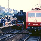 Bahnhof_Altona_BR_01_1100_BR_120_120_orientrot_Sonderzug_nostalgie_Zugfahrt_Dampflok_1988