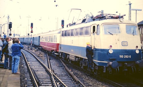 Bahnhof_Altona_BR_110_292_Salonwagen_Sonderzug_1988.jpg