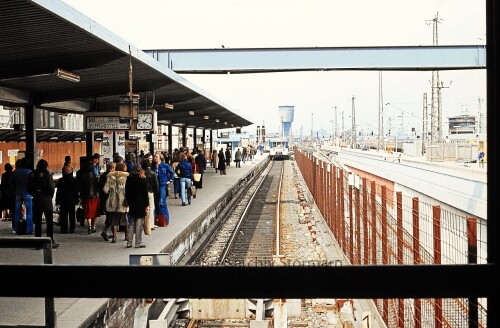 Bahnhof_Altona_im_Bau_1979_Einweihung_S-Bahnhof_Bau_Wasserturm.jpg