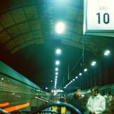 Behelfsgepackwagen_MPw4yg-59_Autotransportwagen_hMCi-43_Altona_Hamburg_Bahnhof_Autoverladung_1968