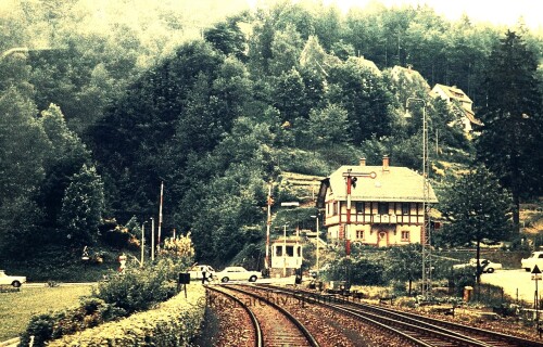 Schwarzwaldbahn_Triberg_Bahnhof_Einfahrt_Bahnubergang_Gerwigstrase_1972.jpg