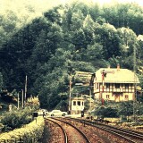 Schwarzwaldbahn_Triberg_Bahnhof_Einfahrt_Bahnubergang_Gerwigstrase_1972