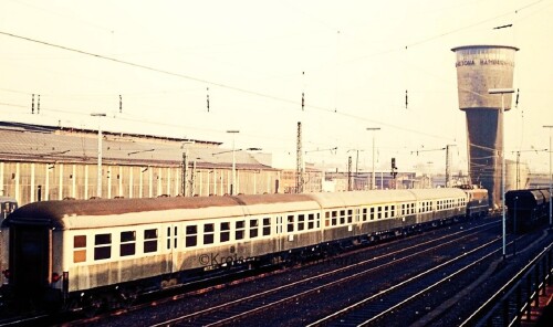 Bahnhof_Altona_Gleise_Waggons_Wasserturm_1975_E_10.3-BR_112_Silberlinge.jpg