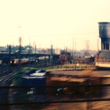 Bahnhof_Altona_Gleise_Waggons_Wasserturm_1988