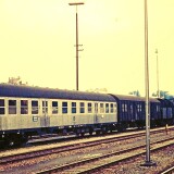 Villingen_Bahnhof_BR_050_560_Eilzug_Silberling_UmbauwagenSchwarzwaldbahn_Bahnstrecke_Eisenbahn_1972_a