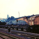 Lastenkran_Eisenbahn_Dampfkra_gelb_Rottweil_Bahnhof_Bahnsteig_Oberleitung_Gleise_Deutsche_Bundesbahn_1972_DB-0
