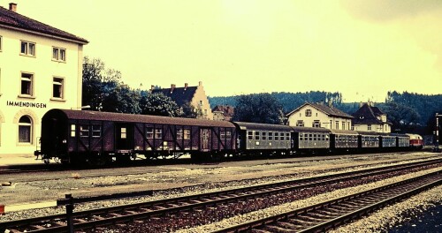 Bahnhof_Immendingen_BR_218_Eilzug_Umbauwagen_dreiachser_Behelfsgepackwagen_1972.jpg