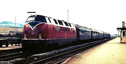 Bahnhof_Immendingen_BR_221_123_SNCF_Zug_aus_Frankreich_D-Zug_1972.jpg