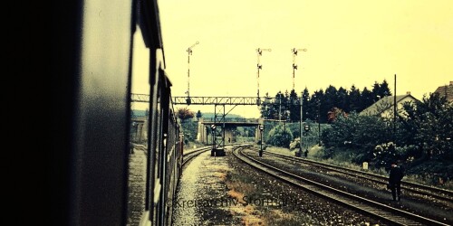 Bahnhof_Spaichingen_Signalbrucke_Flugelsignale_1972_Schwerdtfeger_Stormarner_Fotoarchiv.jpg