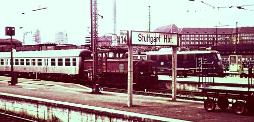 E_63_01_E_10_393_E_10.3-Stuttgart_Hauptbahnhof_Bahnhof_Hbf_Bahnsteig_1966.jpg