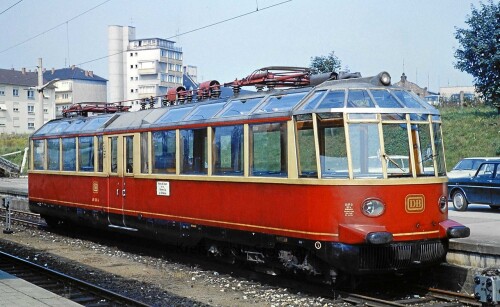 BR_491_E_91_glaserner_Zug_rot_beige_Bahnhof_Heidelbrg_1967.jpg