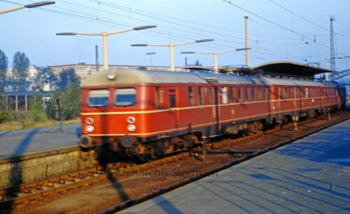 ET_25_BR_425_Heidelberg_Bahnhof_Elektrischer_Triebwagen_DB_Vorortzug_1969.jpg