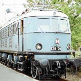 E_18_08_grau_Munchen_Freimann_Bahnhof_Donnerbuchsen_1985