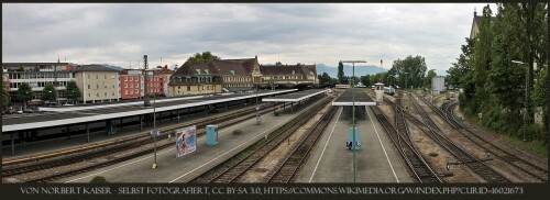 Lindau_Hauptbahnhof_Hbf_Wikipedia_Blick_auf_die_Bahnsteige_und_Hauptgebaude.jpg