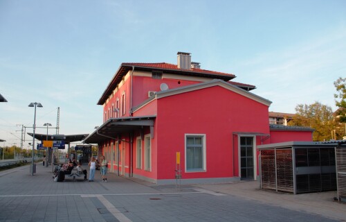 Murnau_Bahnhof_Empfangsgebaude_Mittenwaldbahn_Okt_2023-2.jpg