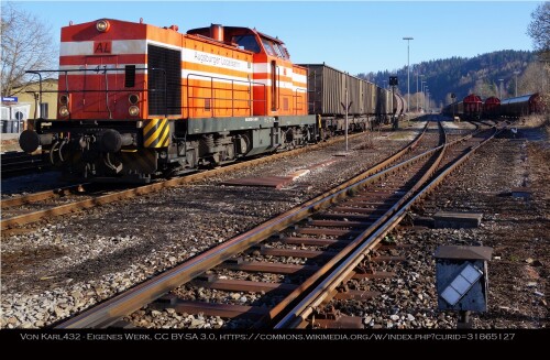 Güterzug Lokomotive AL 41 der Augsburger Localbahn und abgestellte Güterwagen im Bahnhof Schongau