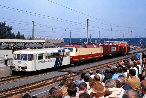 VT_798_weis_erlebte_Eisenbahn_BR_120_Nurnberg_Dutzendteich_Bahnhof_1985_Schienenbus.jpg