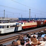VT_798_weis_erlebte_Eisenbahn_BR_120_Nurnberg_Dutzendteich_Bahnhof_1985_Schienenbus
