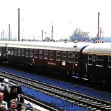 BR_012_F_zug_Kakadu_Halbspeisewagen_DB_Nurnberg_Dutzendteich_Bahnhof_1985_Verkehrsschau